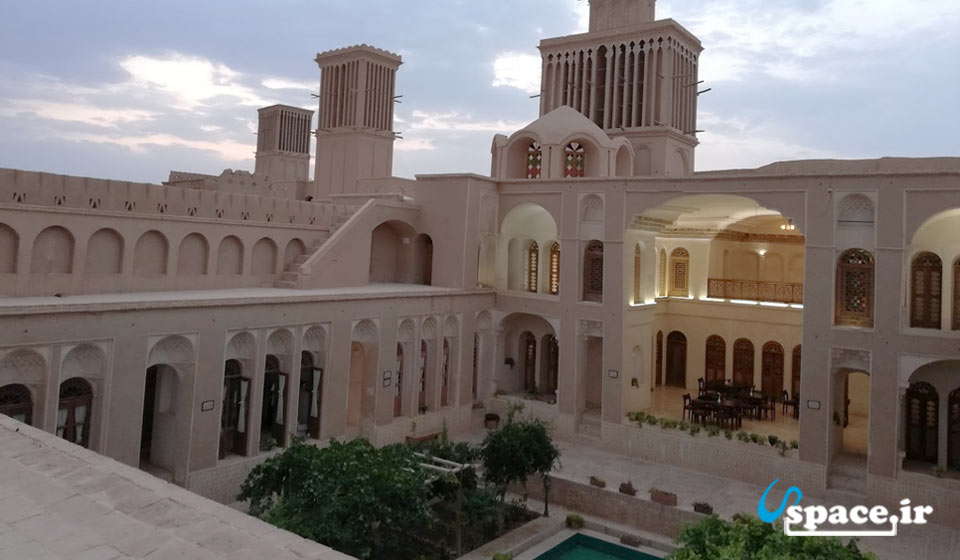 نمای بیرونی هتل سنتی خانه تاریخی آقازاده - ابرکوه