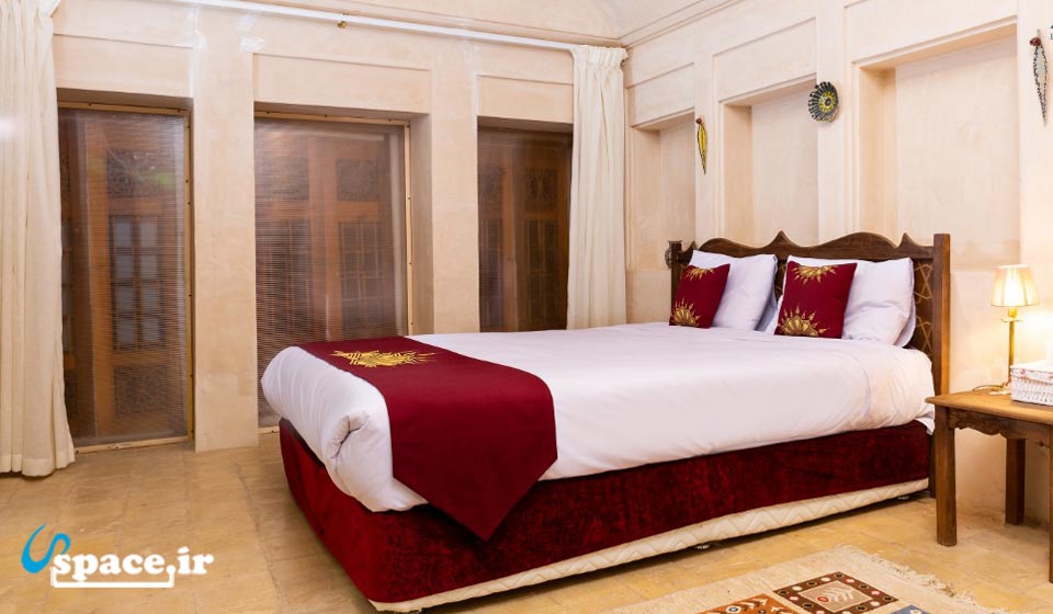 اتاق لاله هتل سنتی خانه تاریخی آقازاده - ابرکوه