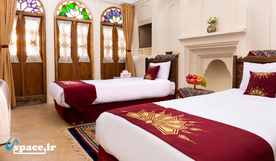 اتاق نسترن هتل سنتی خانه تاریخی آقازاده - ابرکوه