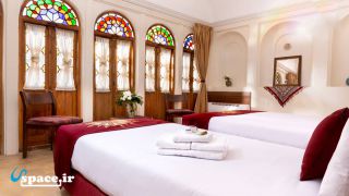 اتاق بنفشه هتل سنتی خانه تاریخی آقازاده - ابرکوه